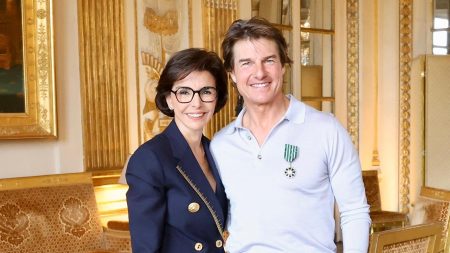 Tom Cruise reçoit de Rachida Dati le titre de Chevalier des Arts et des Lettres