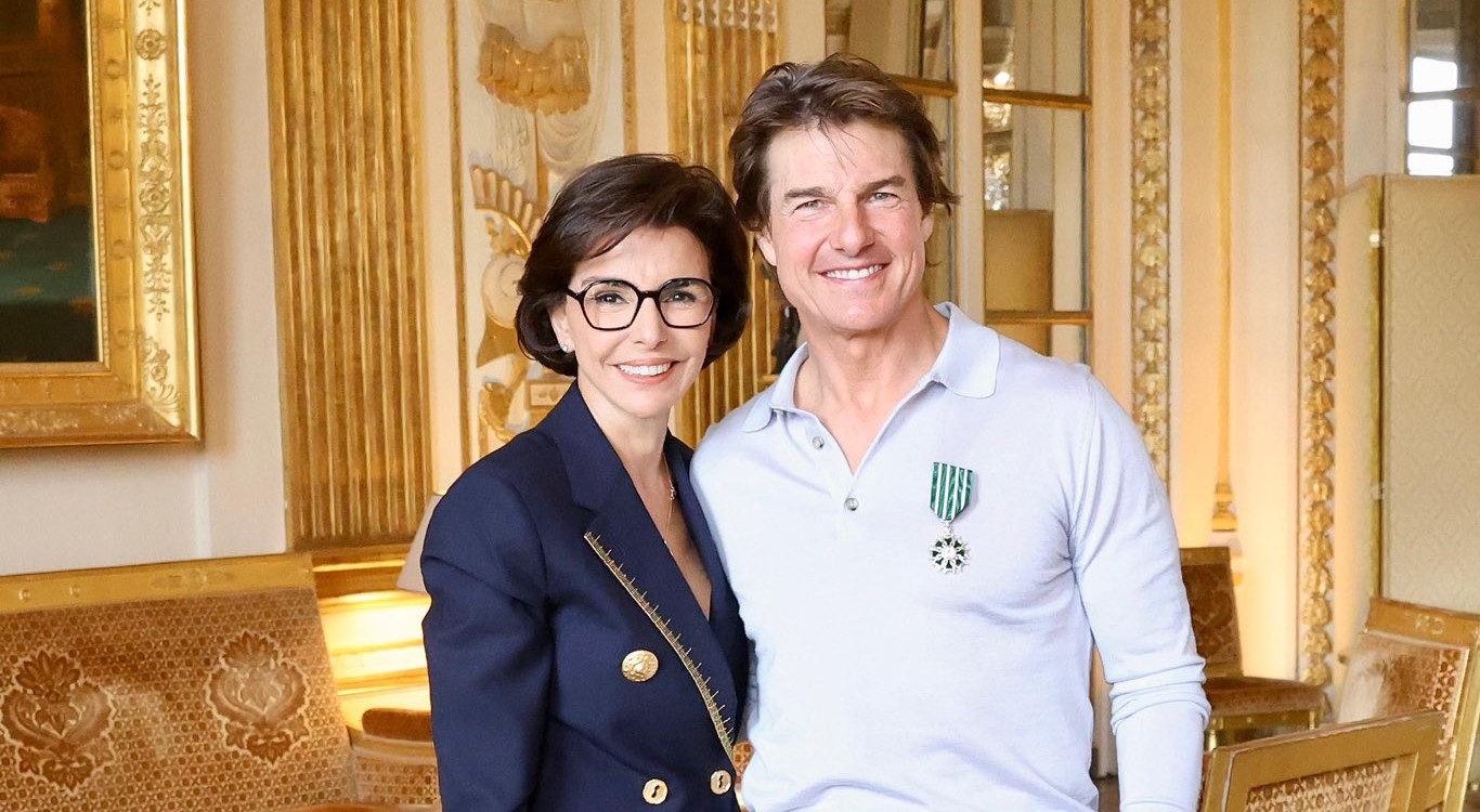 Tom Cruise reçoit de Rachida Dati le titre de Chevalier des Arts et des Lettres