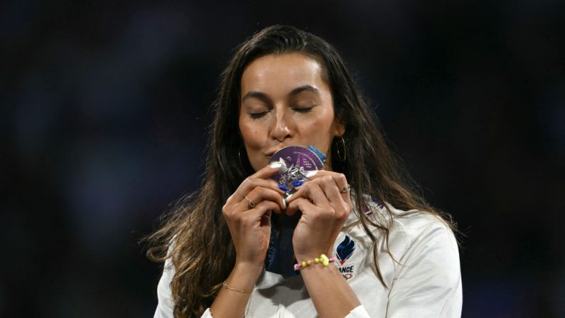 Sara Balzer est "fière" d'avoir "répondu présent" pour ses premiers Jeux olympiques, en décrochant la médaille d'argent, battue en finale par sa compatriote Manon Apithy-Brunet, lundi au Grand Palais de Paris. (Photo : FABRICE COFFRINI/AFP via Getty Images)
