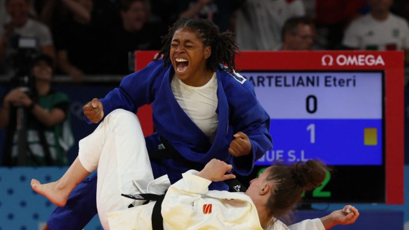 Sarah-Léonie Cysique, en argent à Tokyo il y a trois ans, s'est consolée après sa demi-finale perdue avec la médaille de bronze de la catégorie des -57 kg, aux Jeux olympiques de Paris lundi. (Photo : JACK GUEZ/AFP via Getty Images)