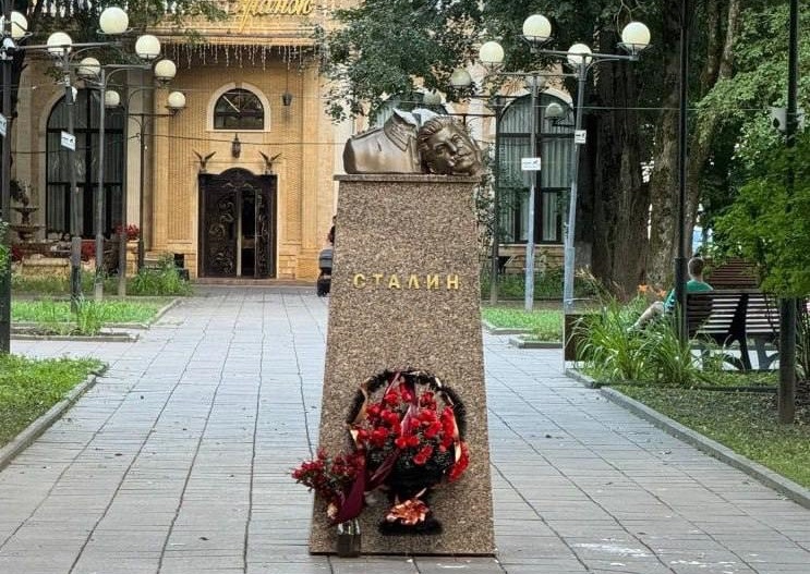 Russie : un inconnu décapite à la masse un buste de Staline