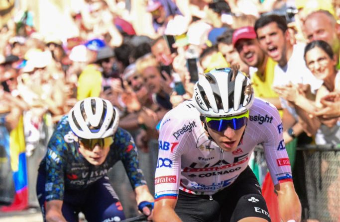 Tadej Pogacar, qui a pris le maillot jaune dès la deuxième étape du Tour de France dimanche, ne devrait pas être inquiété entre Plaisance et Turin lundi, dans une longue étape (231 km) où les sprinteurs vont enfin s'expliquer après deux jours à souffrir. (Photo : BERNARD PAPON/POOL/AFP via Getty Images)