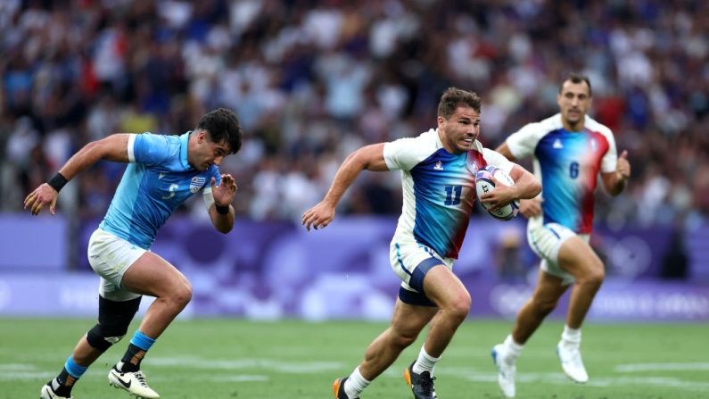 L'équipe de France masculine de rugby à VII est qualifiée pour les quarts de finale du tournoi olympique après sa victoire contre l'Uruguay, lors de son deuxième match de poule. (Photo : Cameron Spencer/Getty Images)