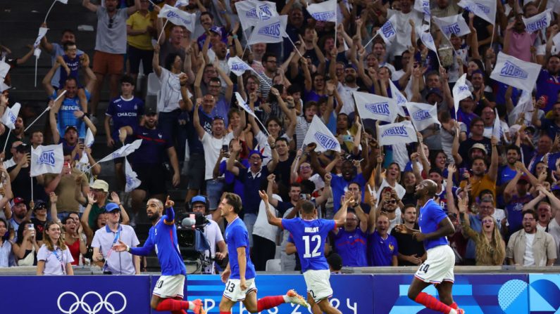 D'abord crispée, puis libérée, la France s'est largement imposée 3-0 face aux États-Unis mercredi à Marseille pour son entrée en lice dans le tournoi de football masculin de Paris-2024. (Photo : CLEMENT MAHOUDEAU/AFP via Getty Images)