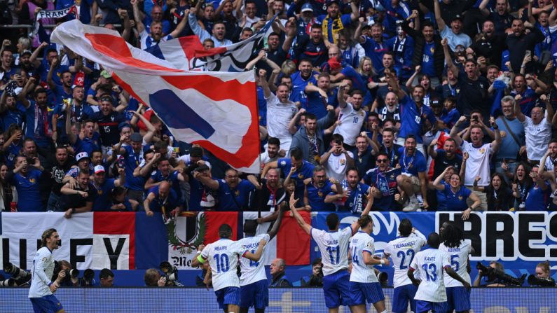 L'équipe de France a arraché in extremis sa qualification pour les quarts de finale de l'Euro-2024 en venant à bout lundi de la Belgique (1-0), et poursuit sa route, même si elle est loin d'être totalement guérie. (Photo : Clive Mason/Getty Images)