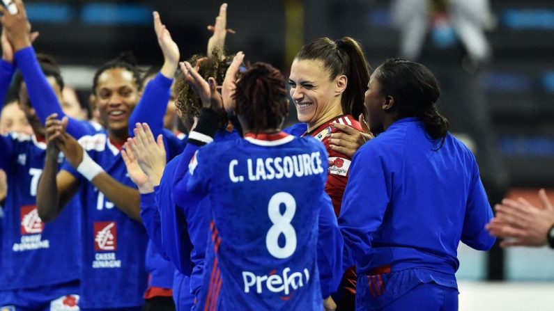 Après un quart d'heure de mise en route, l'équipe de France féminine de handball a facilement pris le meilleur sur l'Angola (33-20), qu'elle retrouvera au premier tour des Jeux Olympiques, samedi, à Cesson-Sévigné, près de Rennes. (Photo : PAU BARRENA/AFP via Getty Images)