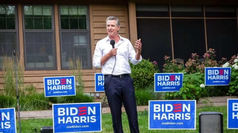 Le gouverneur de Californie Gavin Newsom fait campagne pour le président Joe Biden lors de l'événement "BBQ pour Biden-Harris" organisé par le parti démocrate du comté de Van Buren le 4 juillet 2024 à South Haven, Michigan. (Bill Pugliano/Getty Images)