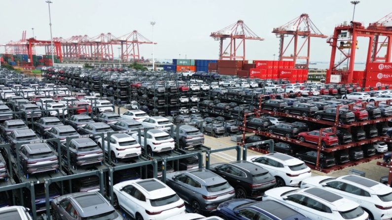 Des voitures électriques BYD attendant d'être chargées sur un navire sont empilées au terminal international de conteneurs du port de Taicang au port de Suzhou, dans la province chinoise du Jiangsu (est), le 11 septembre 2023. (AFP via Getty Images)