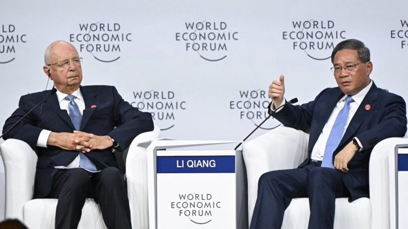 Le Premier ministre chinois Li Qiang ( à d.) et le président exécutif du Forum économique mondial (WEF) Klaus Schwab assistent à la cérémonie d'ouverture de la réunion annuelle des nouveaux champions du Forum économique mondial (AMNC24) à Dalian, dans la province chinoise du Liaoning (nord-est), le 25 juin 2024. (Pedro Pardo/AFP via Getty Images)