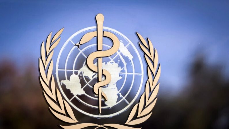 Le logo de l'Organisation mondiale de la santé au siège de l'OMS à Genève, le 24 octobre 2017. (FABRICE COFFRINI/AFP via Getty Images)