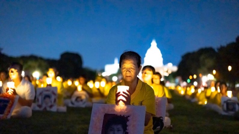 Les pratiquants de Falun Gong se réunissent pour une veillée aux chandelles commémorant la persécution à mort des pratiquants de Falun Gong en Chine par le Parti communiste chinois au National Mall à Washington, le 11 juillet 2024. (Madalina Vasiliu/Epoch Times)