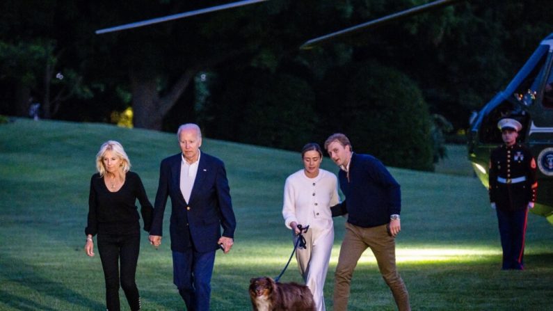 Le président Joe Biden, la Première dame Jill Biden, sa petite-fille Naomi Biden et son fiancé Peter Neal se rendent à la Maison-Blanche depuis Marine One, à Washington, le 20 juin 2022. (Pete Marovich/Getty Images)