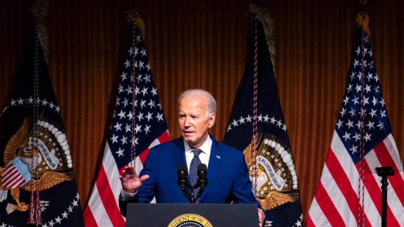 Le président Joe Biden s'adresse aux participants lors de la commémoration du 60e anniversaire de la loi sur les droits civiques à la bibliothèque présidentielle Lyndon Baines Johnson à Austin (Texas), le 29 juillet 2024. (Brandon Bell/Getty Images)