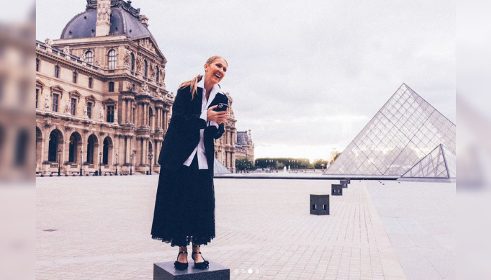 Céline Dion devant la pyramide du Louvre, à quelques jours de l'ouverture des Jeux olympiques Paris 2024. (Capture d'écran Instagram Céline Dion)