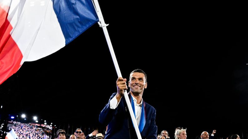 Alexis Hanquinquant a reçu les honneurs de devenir porte-drapeau de la délégation française et désormais d'allumer la vasque paralympique, une juste reconnaissance pour le multiple champion. (Photo : Julien de Rosa - Pool/Getty Images)