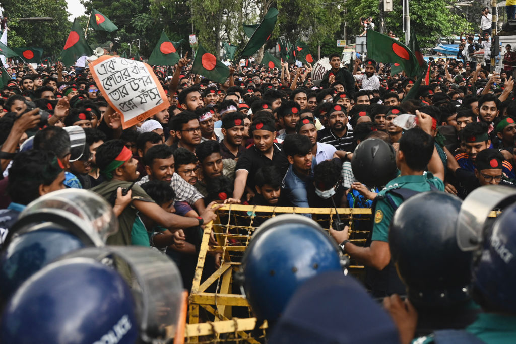 La dirigeante du Bangladesh démissionne et fuit le pays en proie aux manifestations