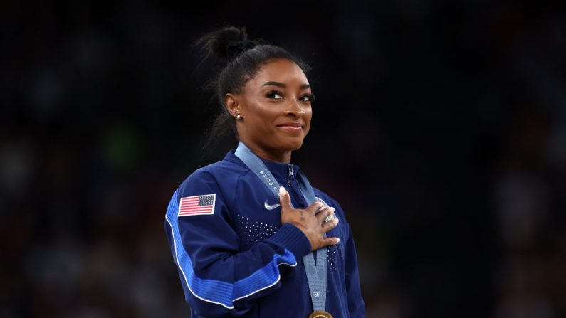 La reine de la gymnastique Simone Biles vise deux nouvelles médailles d'or synonymes d'intégration dans le cercle fermé des sportives les plus titrées aux Jeux lundi à Paris. (Photo : Naomi Baker/Getty Images)