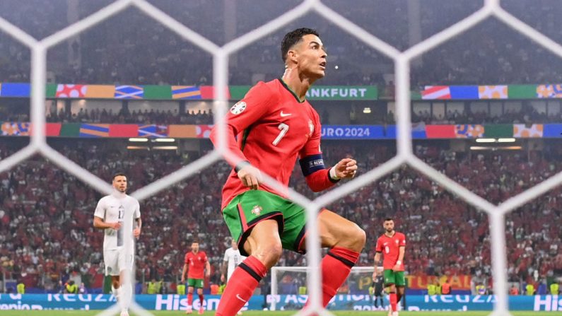 Cristiano Ronaldo recevra jeudi une "distinction spéciale" à l'occasion du tirage au sort de la Ligue des Champions à Monaco, compétition dont il détient le record de buts, a annoncé mardi l'UEFA. (Photo : KIRILL KUDRYAVTSEV/AFP via Getty Images)