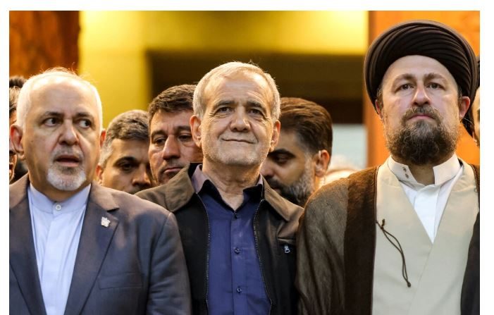 Le président iranien Massoud Pezeshkian (au c.), l'ancien ministre des Affaires étrangères, Mohammad Javad Zarif (à g.) et Hassan Khomeini (à dr.), petit-fils de l'ayatollah Ruhollah Khomeini, à Téhéran, capitale de l’Iran, le 6 juillet 2024 (Atta Kenare/AFP via Getty Images)