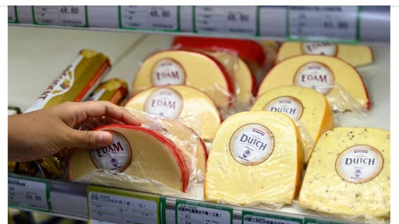 Un client prend un fromage importé d'Europe dans un supermarché de Pékin, le 21 août 2024. (Pedro Pardo/AFP via Getty Images)