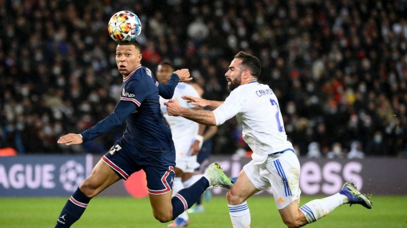 "Mbappé va nous aider à faire une grande saison", a estimé le capitaine du Real Madrid Dani Carvajal à la veille de la finale de Supercoupe d'Europe contre l'Atalanta à Varsovie, où l'attaquant français pourrait faire ses débuts avec son nouveau club. (Photo : FRANCK FIFE/AFP via Getty Images)