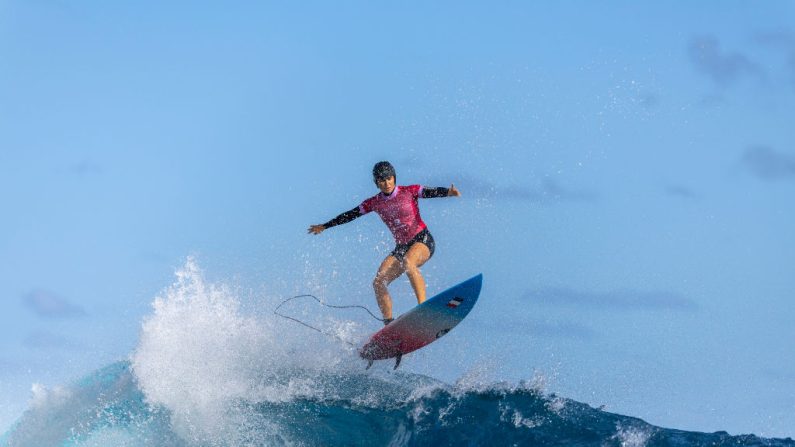 La surfeuse Réunionnaise Johanne Defay (10.34) s'est qualifiée pour les demi-finales des Jeux olympiques, en battant la championne en titre Carissa Moore (6.50), jeudi à Teahupo'o (vendredi matin à Paris). (Photo : Ed Sloane/Getty Images)