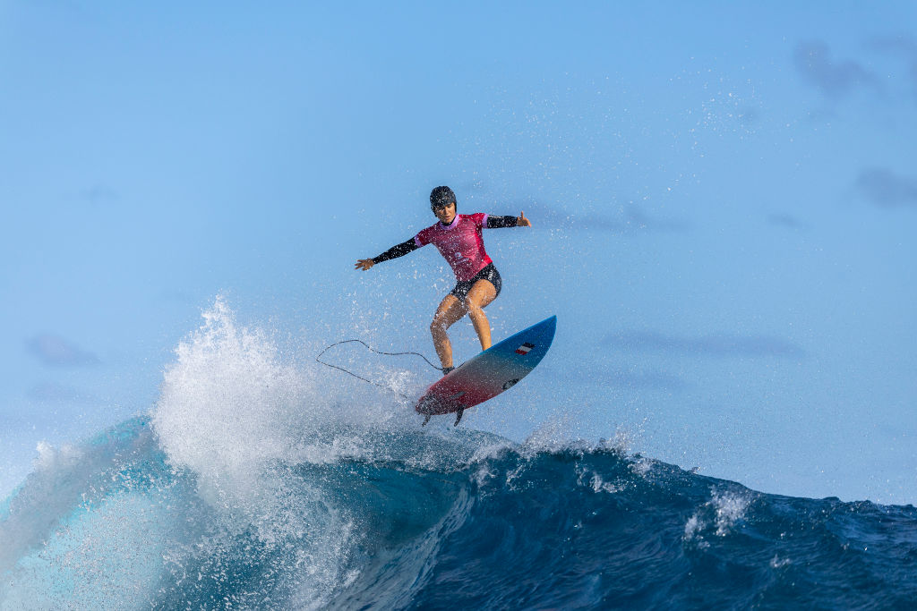 Surf : Defay en demi-finale, en battant la championne olympique Clarisse Moore