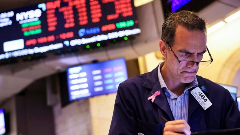 Des traders travaillent sur le parquet de la Bourse de New York dans l'après-midi du 2 août 2024, à New York. (Michael M. Santiago/Getty Images)