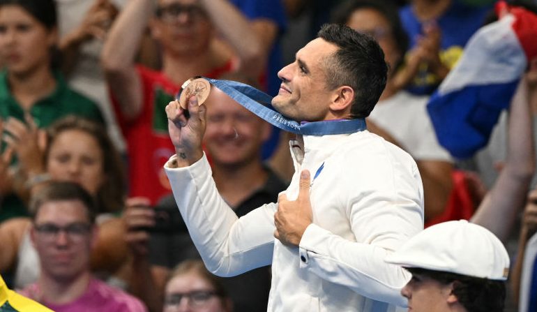 Florent Manaudou a remporté vendredi la médaille de bronze du 50 m nage libre des Jeux olympiques de Paris, s'offrant ainsi, à 33 ans, une quatrième médaille olympique en autant de finales sur sa course de prédilection. (Photo : JONATHAN NACKSTRAND/AFP via Getty Images)