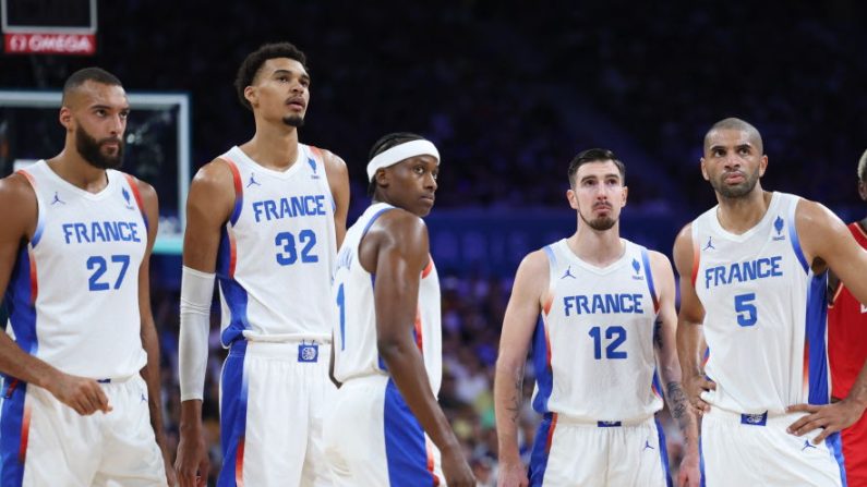 L'équipe de France masculine de basket-ball affrontera le Canada mardi à 18h00 en quarts de finale du tournoi olympique et évitera les Etats-Unis si elle se qualifie, a révélé le tirage au sort samedi soir. (Photo : THOMAS COEX/AFP via Getty Images)