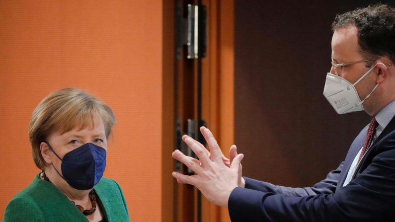 À gauche, l’ancienne chancelière Angela Merkel. À droite, l’ancien ministre de la Santé Jens Spahn. (photo MARKUS SCHREIBER/POOL/AFP via Getty Images)