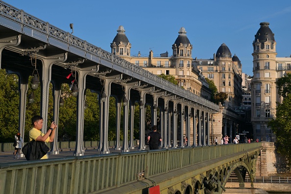 Paris : jugée dangereuse, la passerelle Bir Hakeim fermée au public