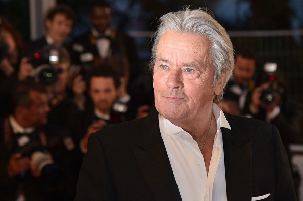 Alain Delon au Festival de Cannes en 2013, habillé de son iconique smoking. (Photo ALBERTO PIZZOLI/AFP via Getty Images)