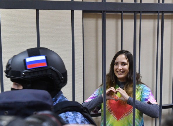 L'artiste russe Alexandra Skochilenko, 33 ans, accusée d'avoir diffusé de la désinformation sur l'armée russe. (OLGA MALTSEVA/AFP via Getty Images)