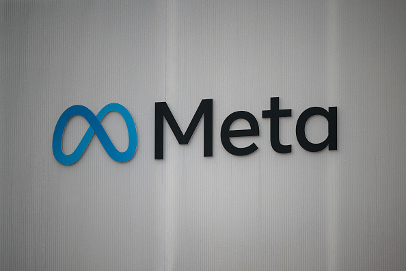Le logo de Meta, l'entreprise américaine qui possède et exploite Facebook, Instagram, Threads et WhatsApp.  (FABRICE COFFRINI/AFP via Getty Images)