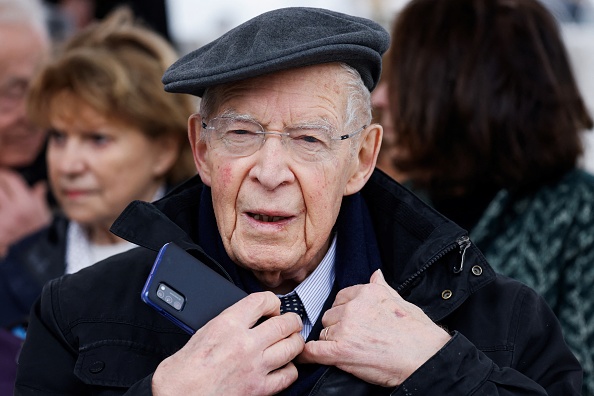 Né en 1931, Louis Mermaz est entré en politique dans les années 50 à l'Union démocratique et socialiste de la Résistance, où il rencontre François Mitterrand, auquel il restera fidèle durant toute sa carrière. (Photo  LUDOVIC MARIN/AFP via Getty Images)