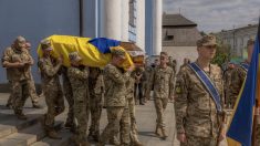 L’Ukraine et la Russie échangent les dépouilles de près de 300 soldats tués