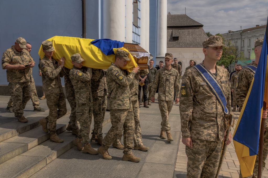 L'Ukraine et la Russie échangent les dépouilles de près de 300 soldats tués