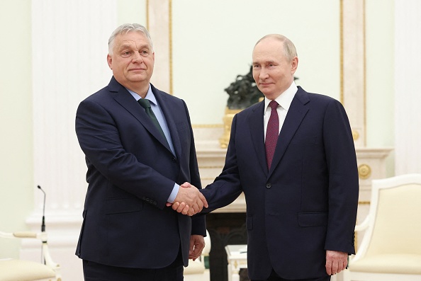 Le président russe Vladimir Poutine (à dr.) rencontre le Premier ministre hongrois Viktor Orban au Kremlin, à Moscou, le 5 juillet 2024. (VALERY SHARIFULIN/POOL/AFP via Getty Images)