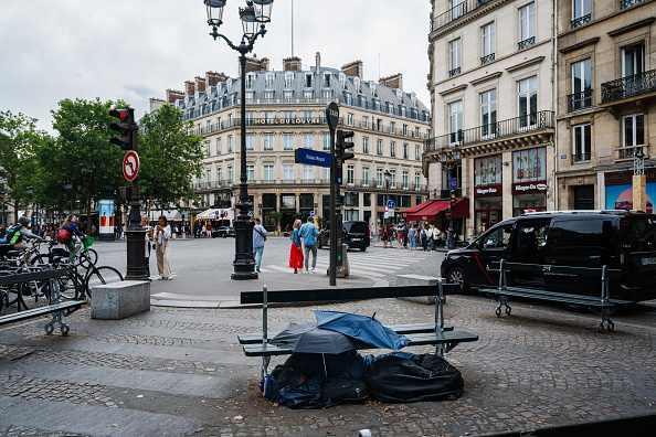 JO Paris 2024 : les sans-abris ont-ils déserté le métro et les rues de la capitale ?