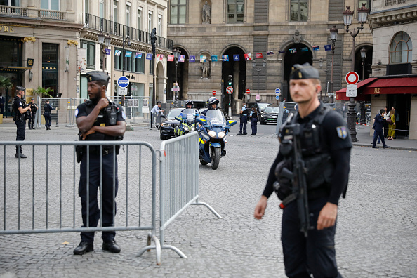 Paris : un chauffard refuse d’obtempérer et fonce sur les gendarmes, à un point de contrôle d’un site olympique