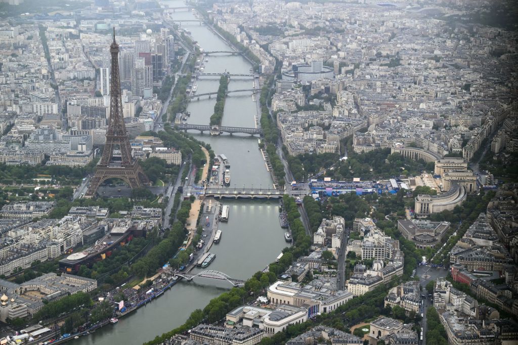 Transporter les déchets ou des colis par la Seine, plus rapide et plus écologique 