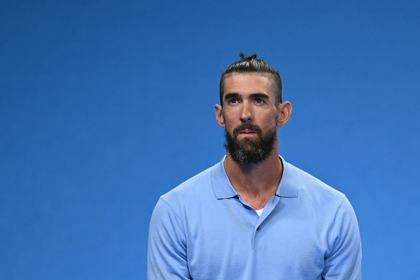 L'ancien nageur américain Michael Phelps assiste à l'épreuve de natation des Jeux olympiques de Paris 2024 à l'Arena Paris La Défense à Nanterre, le 28 juillet 2024.  (JONATHAN NACKSTRAND/AFP via Getty Images)