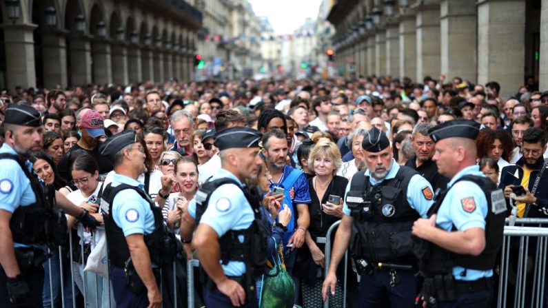 Des policiers se préparent à contrôler la sécurité avant la cérémonie d'ouverture des Jeux Olympiques Paris 2024, le 26 juillet 2024 à Paris. (Carl Recine/Getty Images)