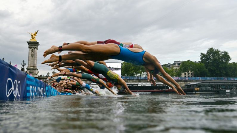 
Des athlètes participent à la course de natation dans la Seine lors du triathlon individuel individuel féminin aux Jeux olympiques de Paris 2024 au Pont Alexandre III le 31 juillet 2024 à Paris, France. (Martin Bureau - Pool/Getty Images)