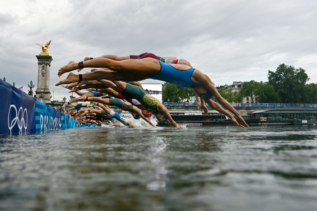 Triathlon 2024 : "On saura demain si je suis malade ou pas", s'insurge la triathlète belge après son passage dans la Seine