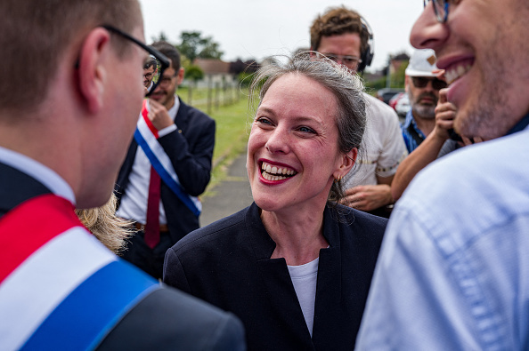 isite de Lucie Castets, candidate au poste de Premier ministre de la France pour le Nouveau Front Populaire, à l'usine Duralex le 31 juillet 2024. (ROMAIN GAUTIER/Hans Lucas/AFP via Getty Images)