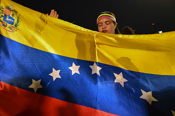 Des manifestants participent à une protestation contre la victoire contestée du président vénézuélien Nicolas Maduro aux élections présidentielles vénézuéliennes lors d'une veillée à Cali, en Colombie, le 31 juillet 2024. (JOAQUIN SARMIENTO/AFP via Getty Images)