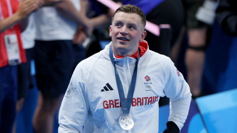 Le médaillé d'argent Adam Peaty de l'équipe de Grande-Bretagne, après la cérémonie de remise des médailles de natation après la finale du 100m brasse hommes à l'Arena Paris La Défense le 28 juillet 2024 à Nanterre. (Crédit photo Clive Rose/Getty Images)