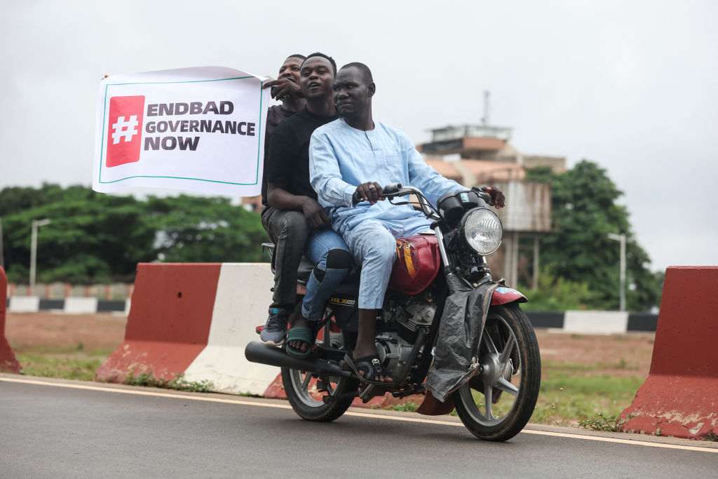 Nigeria : des manifestants se rebellent contre la vie chère, certains en brandissant des drapeaux russes